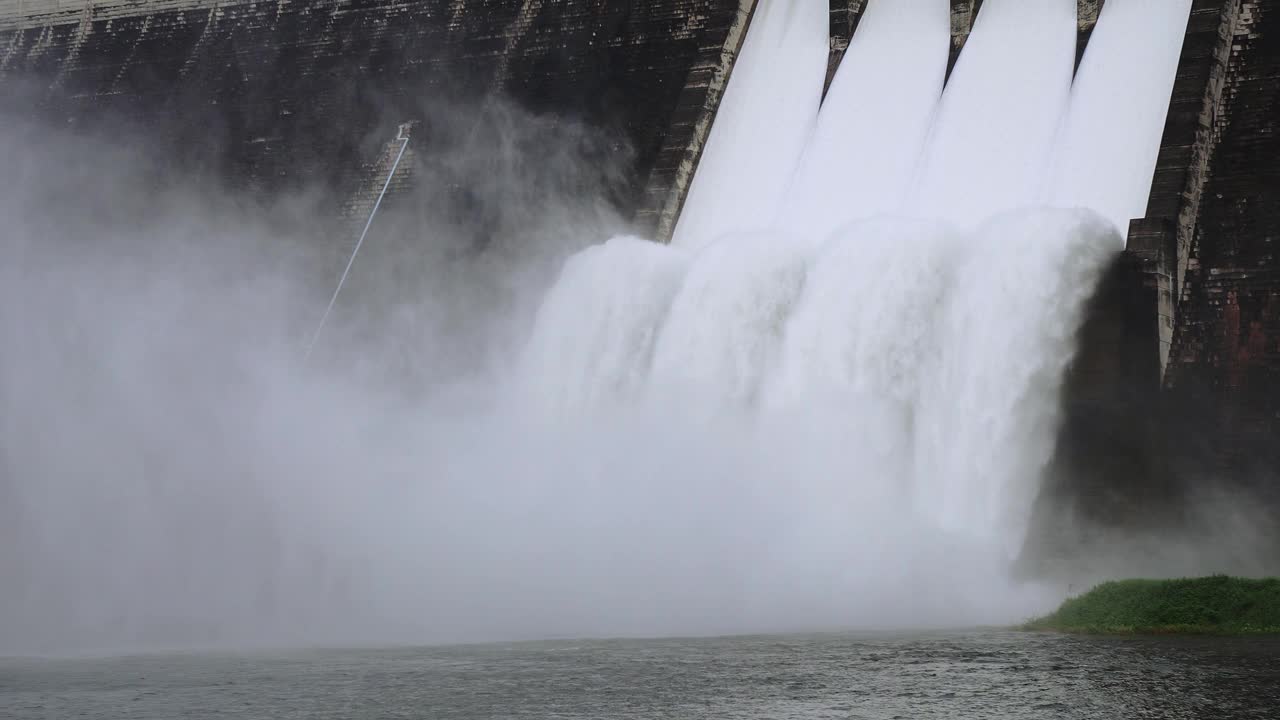 大坝从水力发电的管道中排水。视频下载