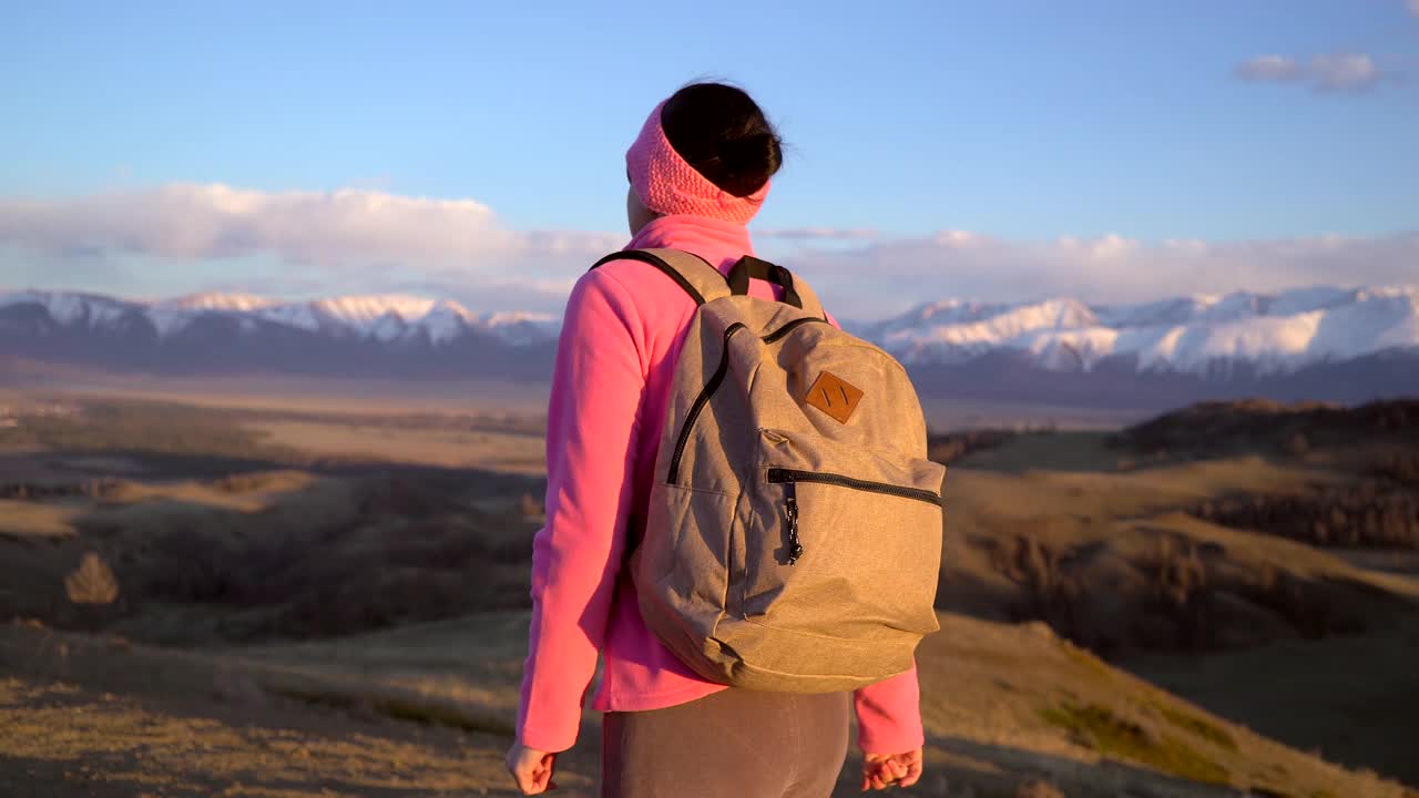 徒步旅行者女旅行者背着背包，徒步徒步爬上山顶视频素材