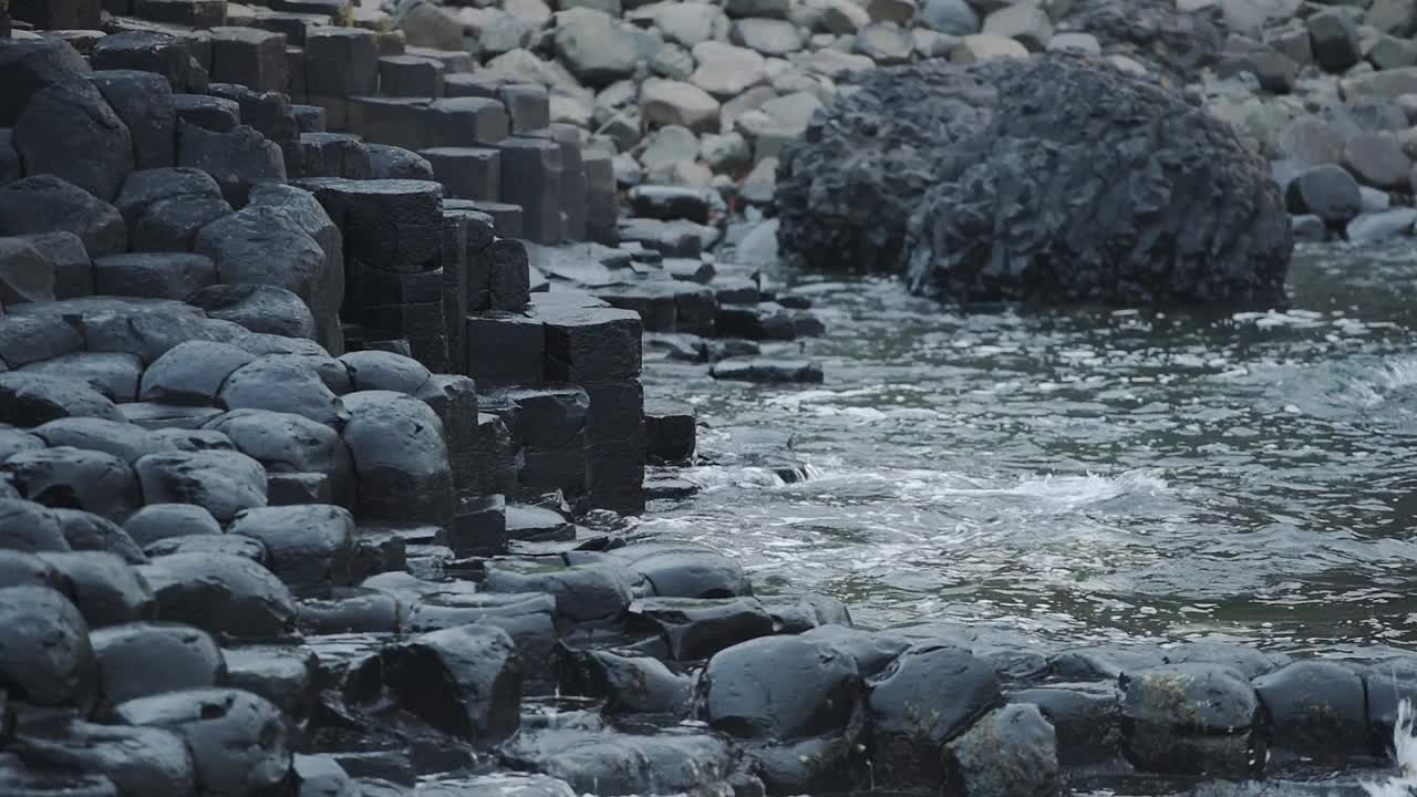 黄昏时分，北爱尔兰巨大堤道海岸线的六边形地质构造视频素材