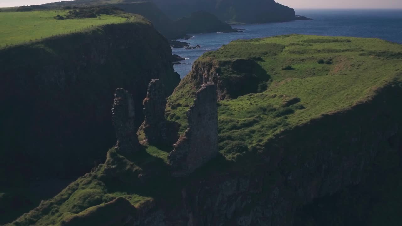 Dunseverick城堡遗址，安特里姆海岸，北爱尔兰。无人机拉开视频素材