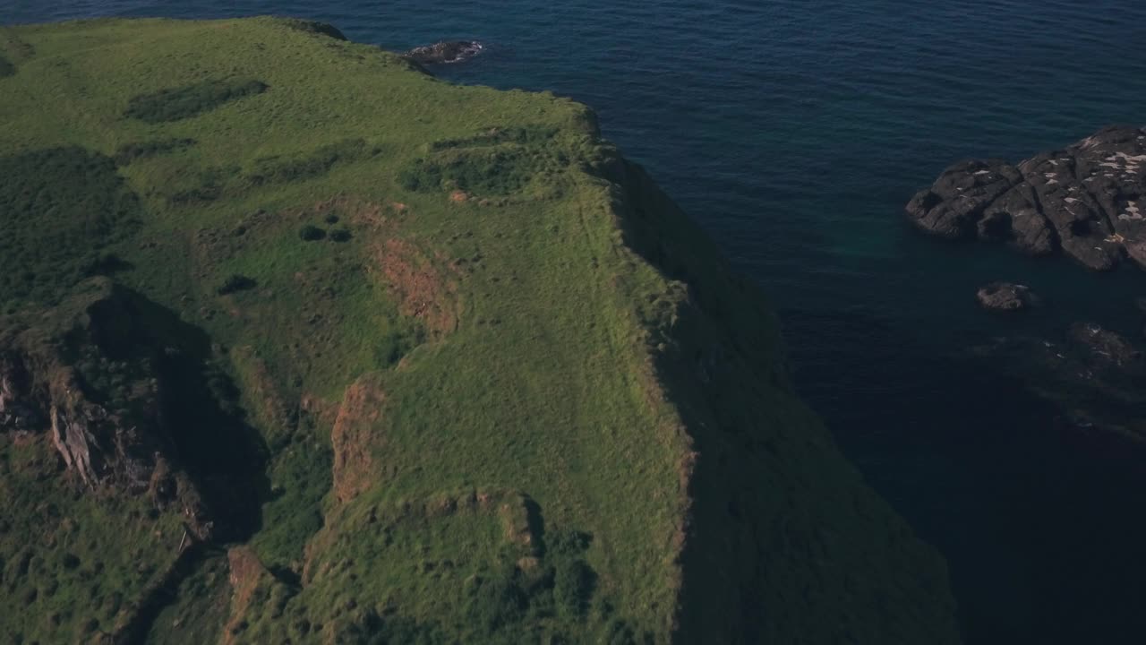 Dunseverick城堡遗址，安特里姆海岸，北爱尔兰。空中无人机视图视频素材