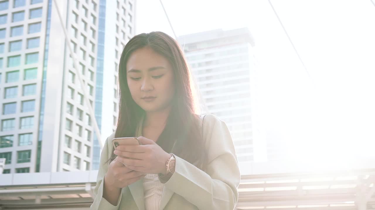 女商人用智能手机工作视频素材