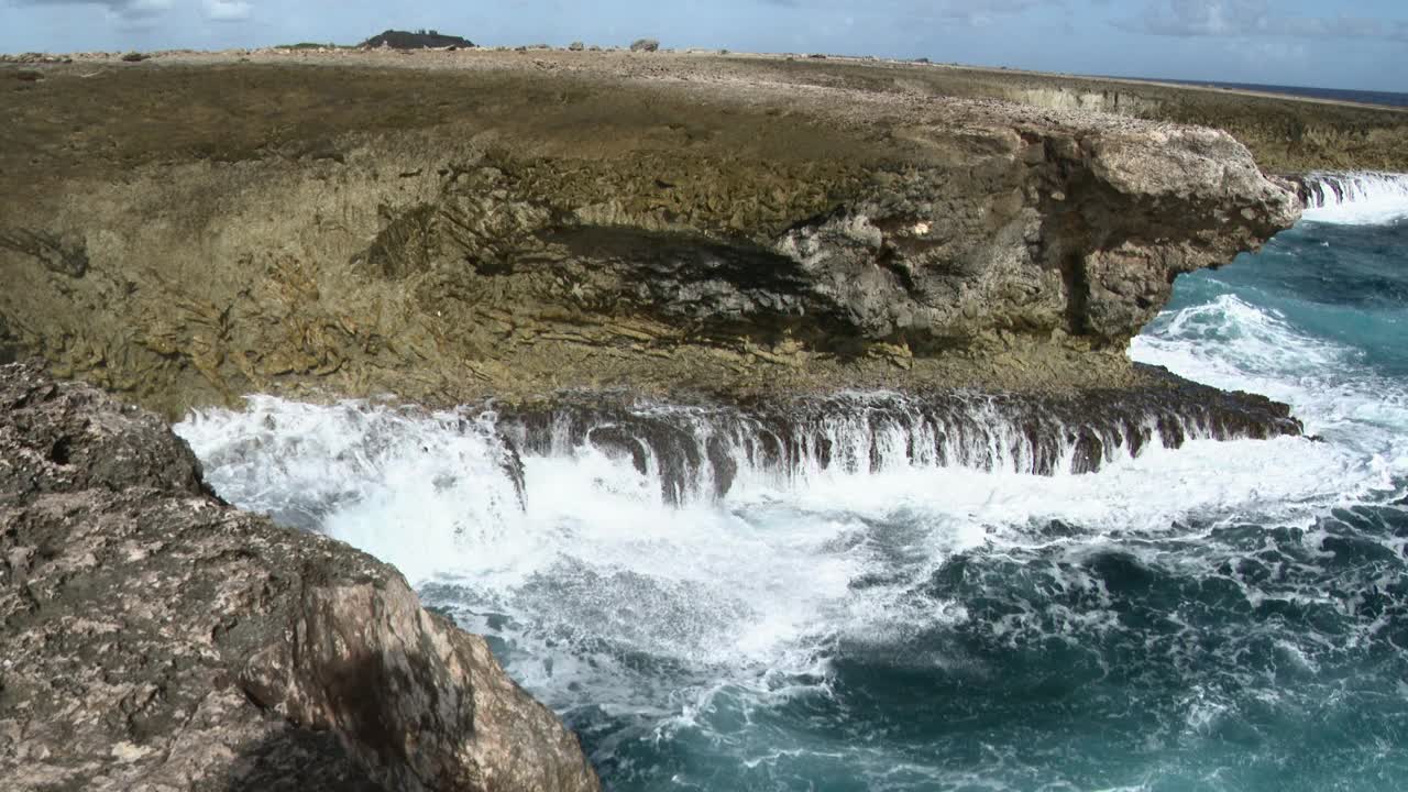 浪击岩石视频素材