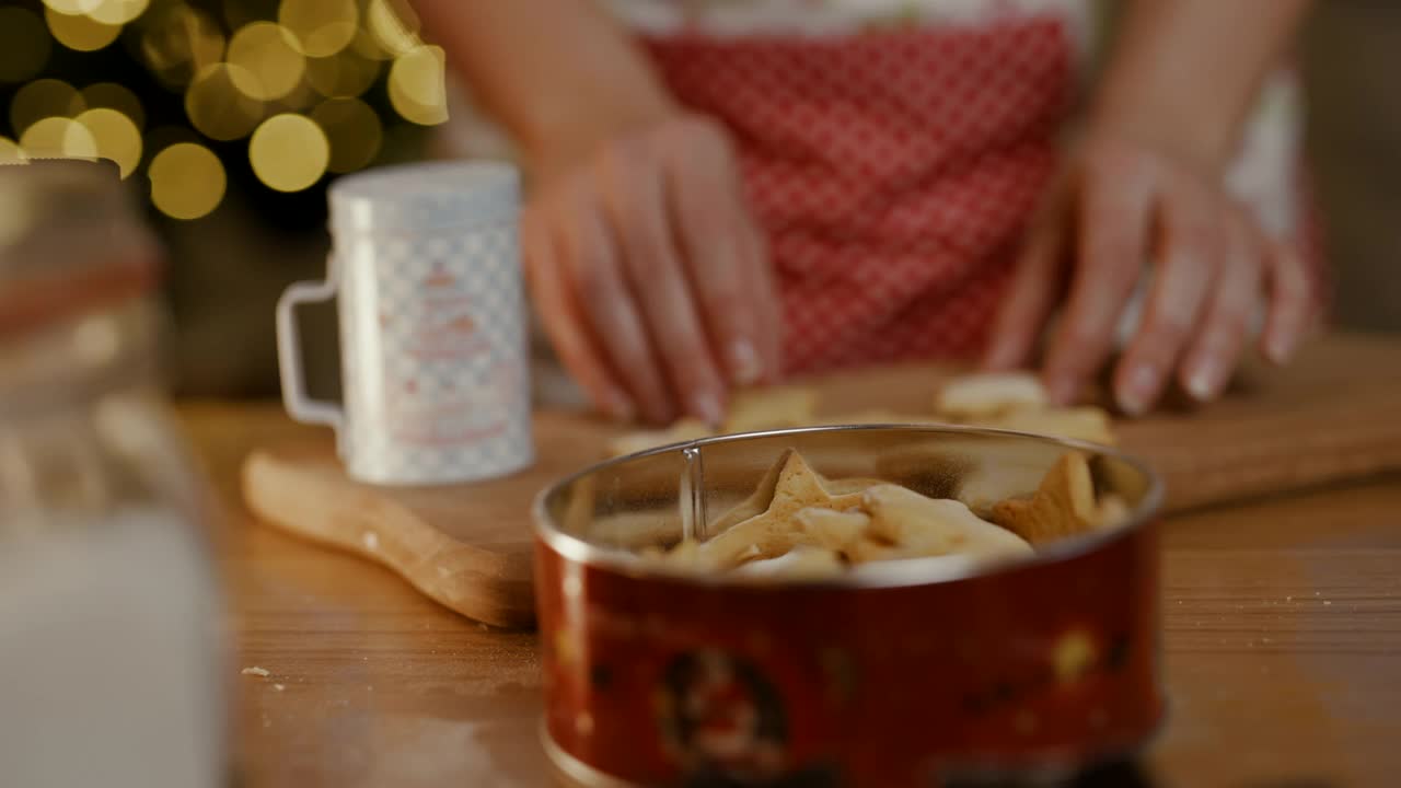 面包师把饼干放进饼干罐里，洒上糖粉视频素材