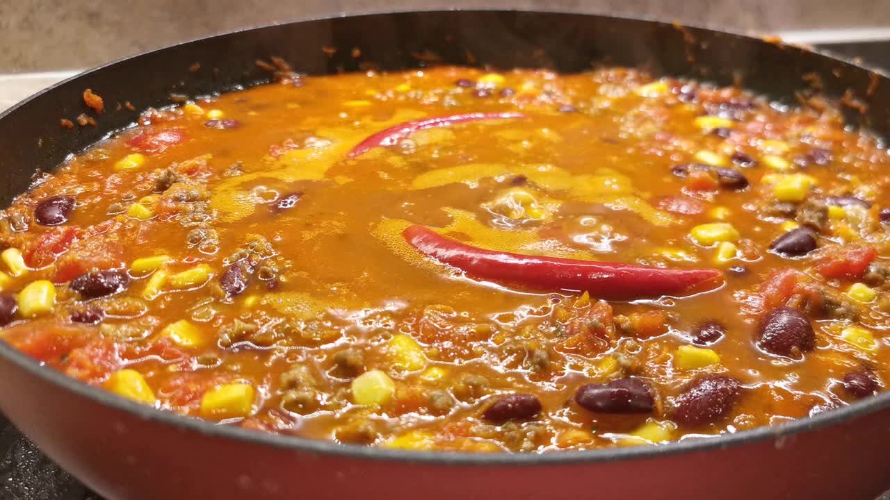 辣椒“Chili con carne”在锅中炖煮，蒸汽上升视频素材