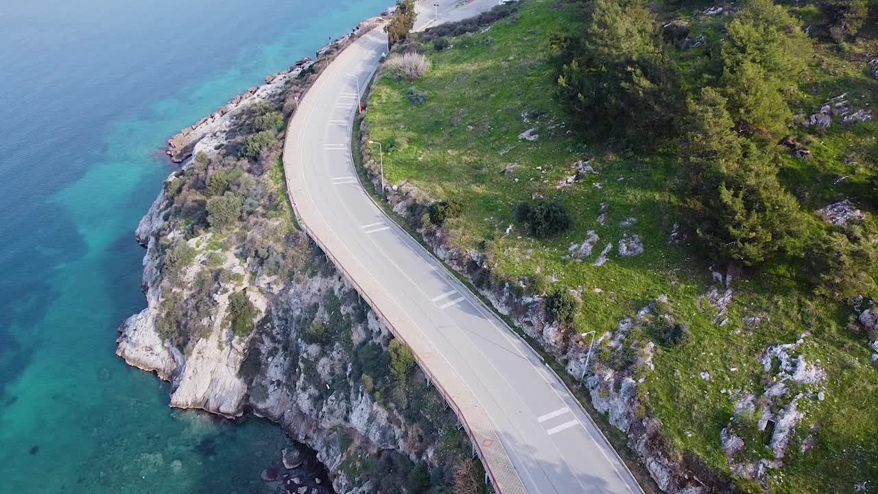 海岸线公路鸟瞰图视频素材