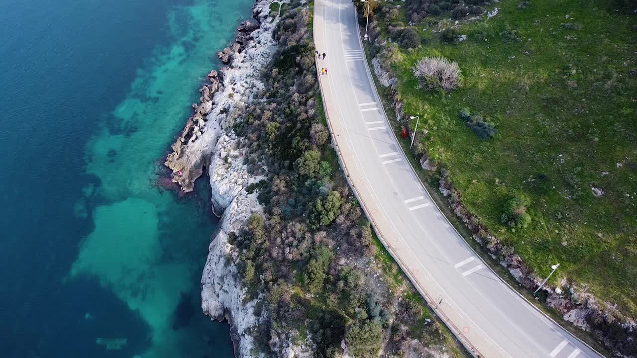 海岸线公路鸟瞰图视频素材