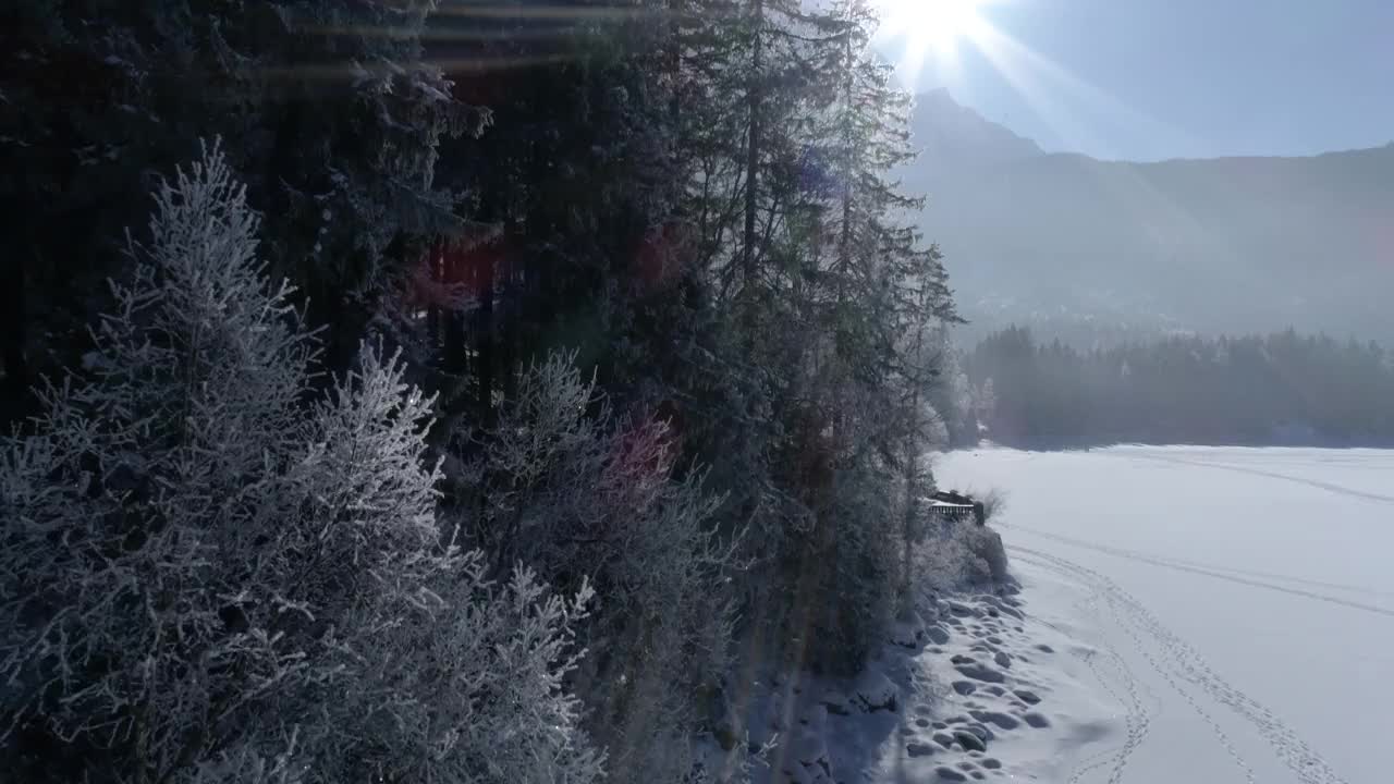 在德国巴伐利亚州冰雪覆盖的湖面上飞行视频素材