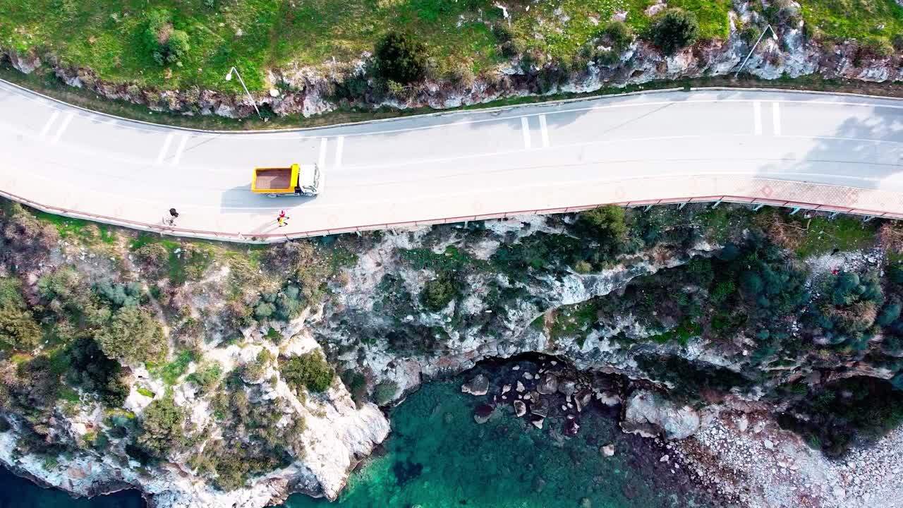 海岸线公路鸟瞰图视频素材