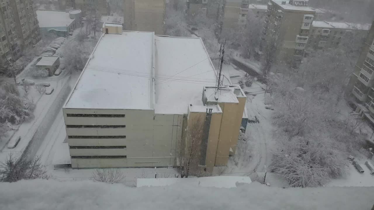 反常降雪，雪花倒挂视频素材