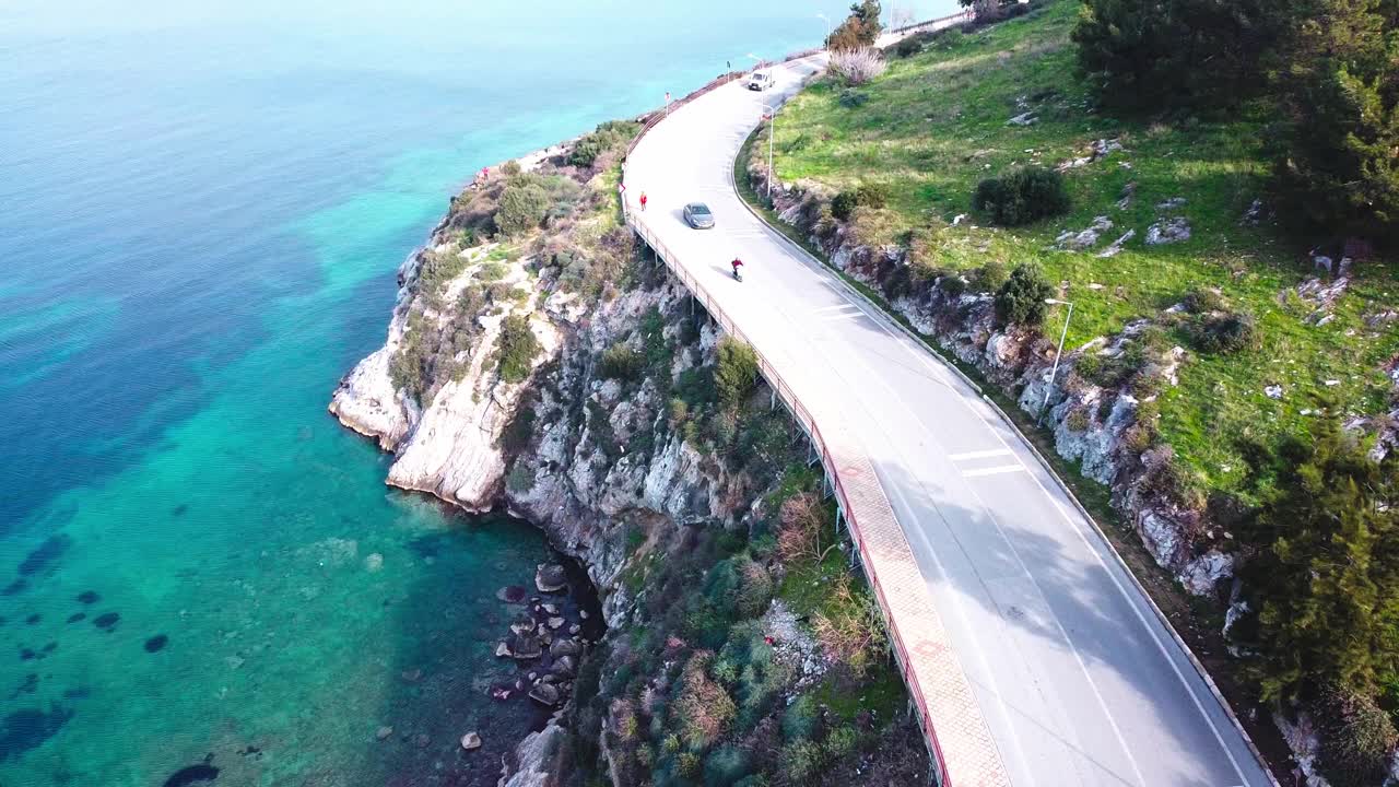 海岸线公路鸟瞰图视频素材