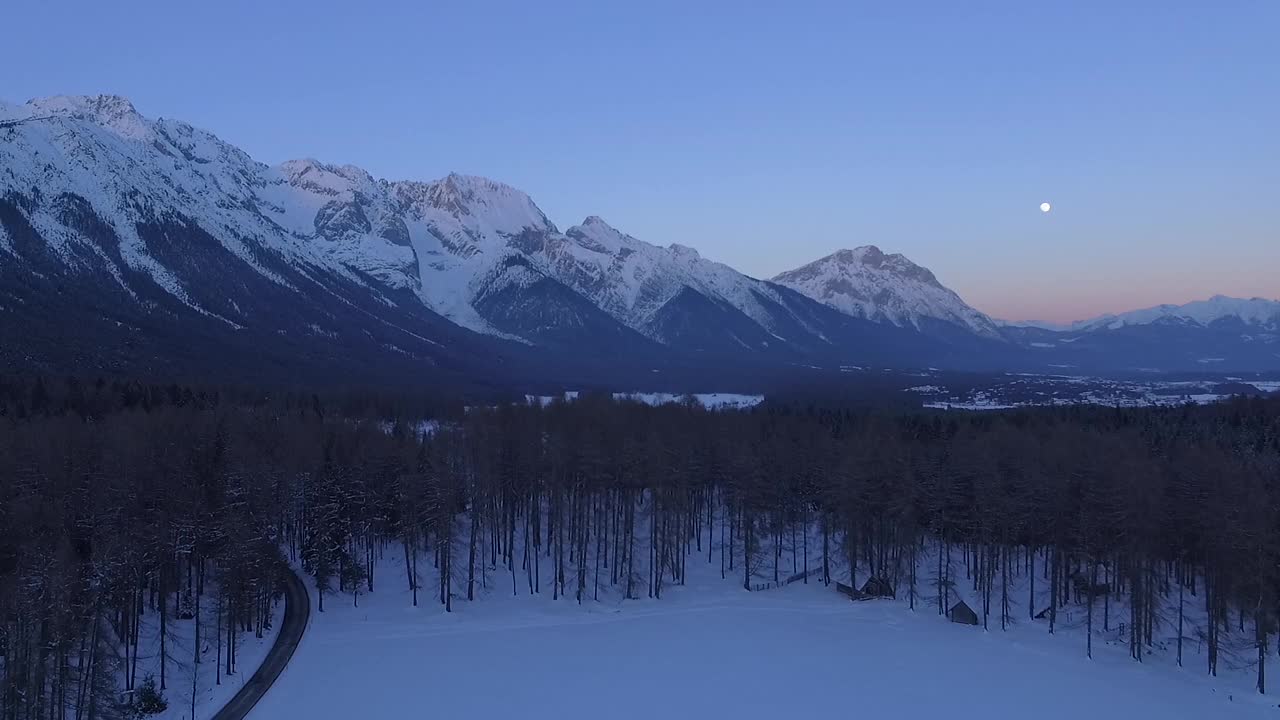 从巴伐利亚的米明格山脉俯瞰草地视频素材