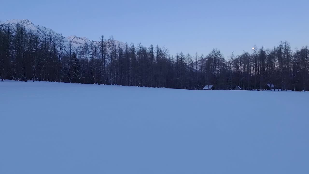 从草地往上走，可以看到巴伐利亚的米明格山脉视频素材