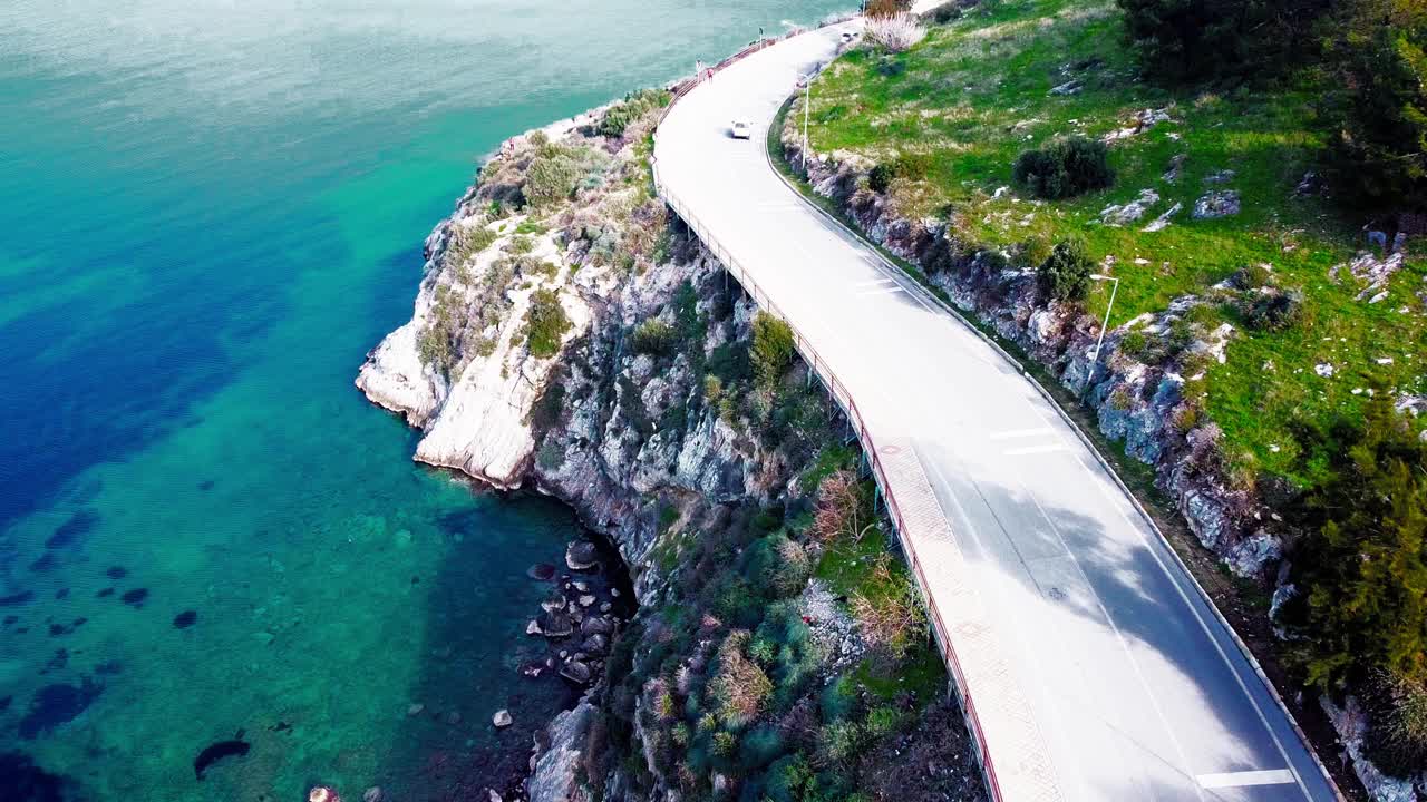 海岸线公路鸟瞰图视频素材