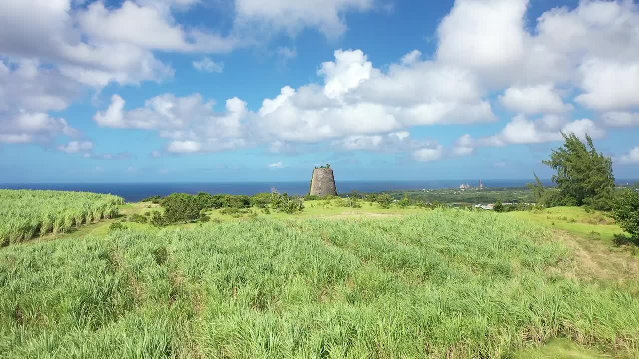 一架无人机在巴巴多斯西北乡村上空反向飞行视频素材