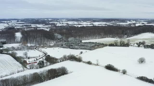 丹麦的冬季景观与田野视频素材