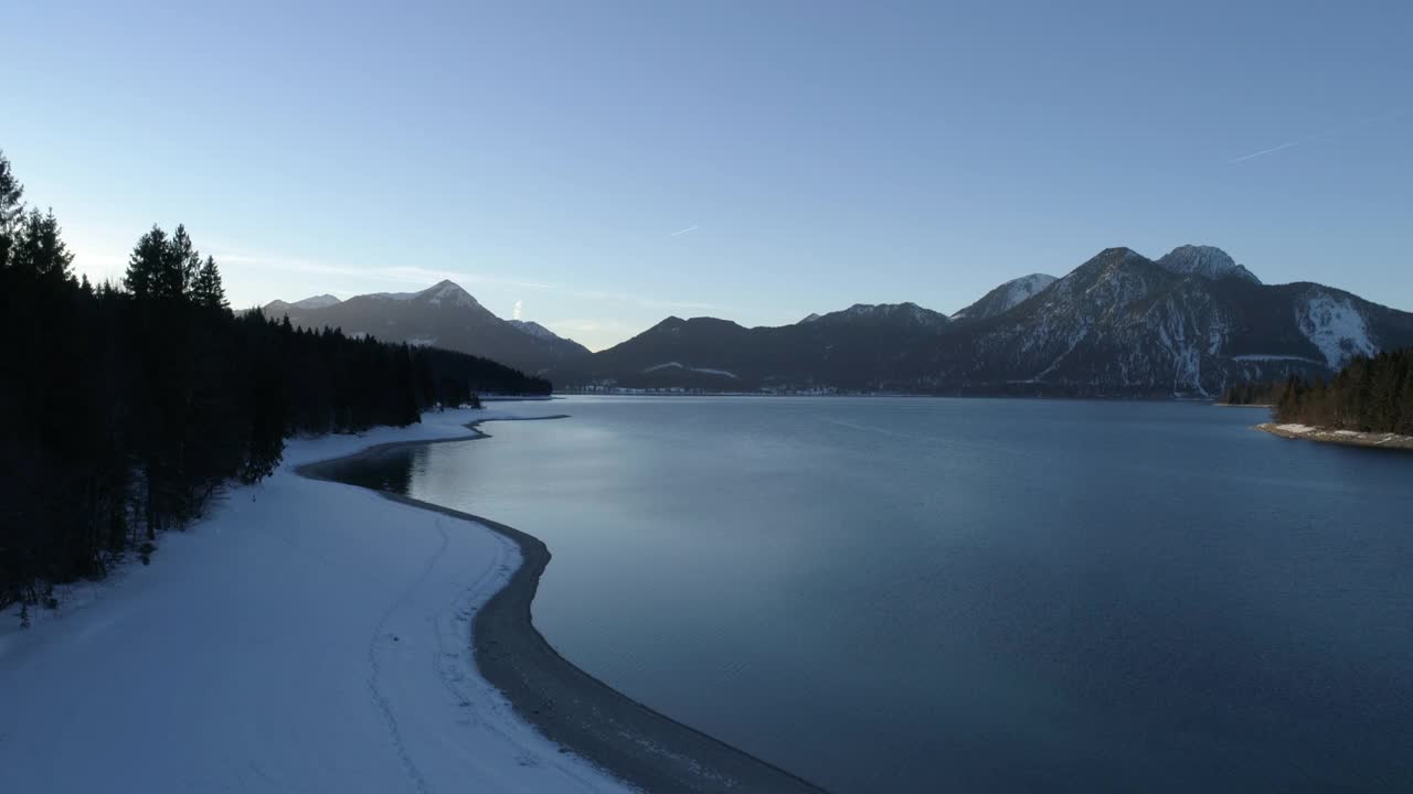 在德国巴伐利亚州的瓦尔辰湖上空飞行视频素材