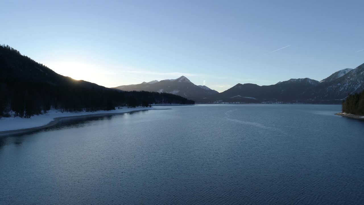 在德国巴伐利亚州的瓦尔辰湖上空飞行视频素材