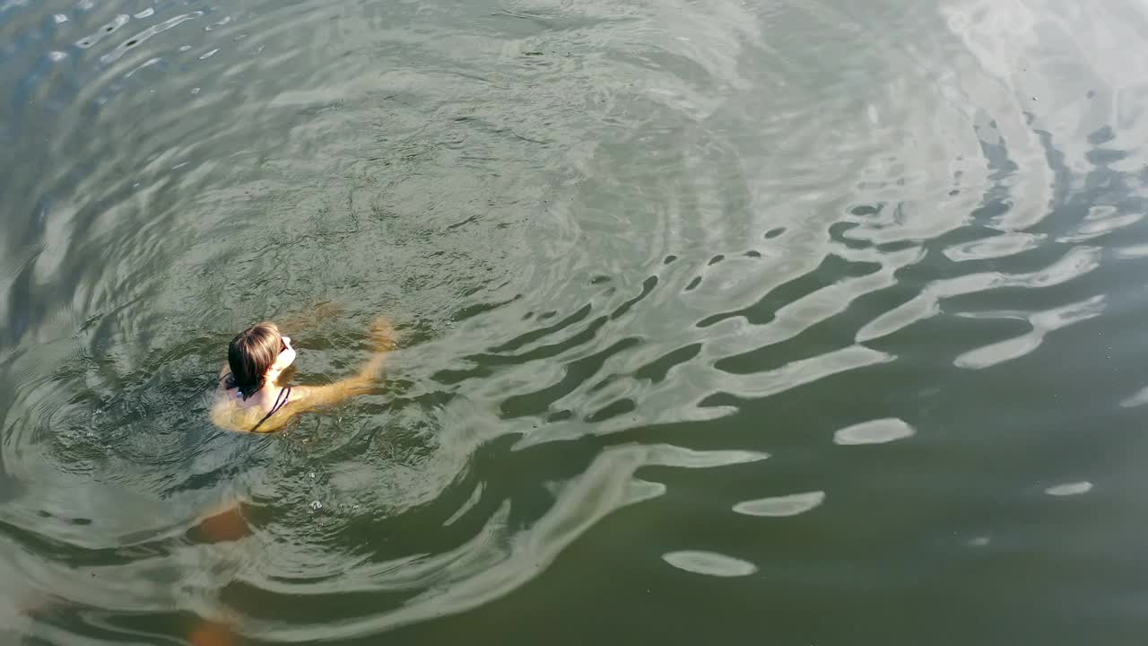 在湖里游泳的女人视频素材