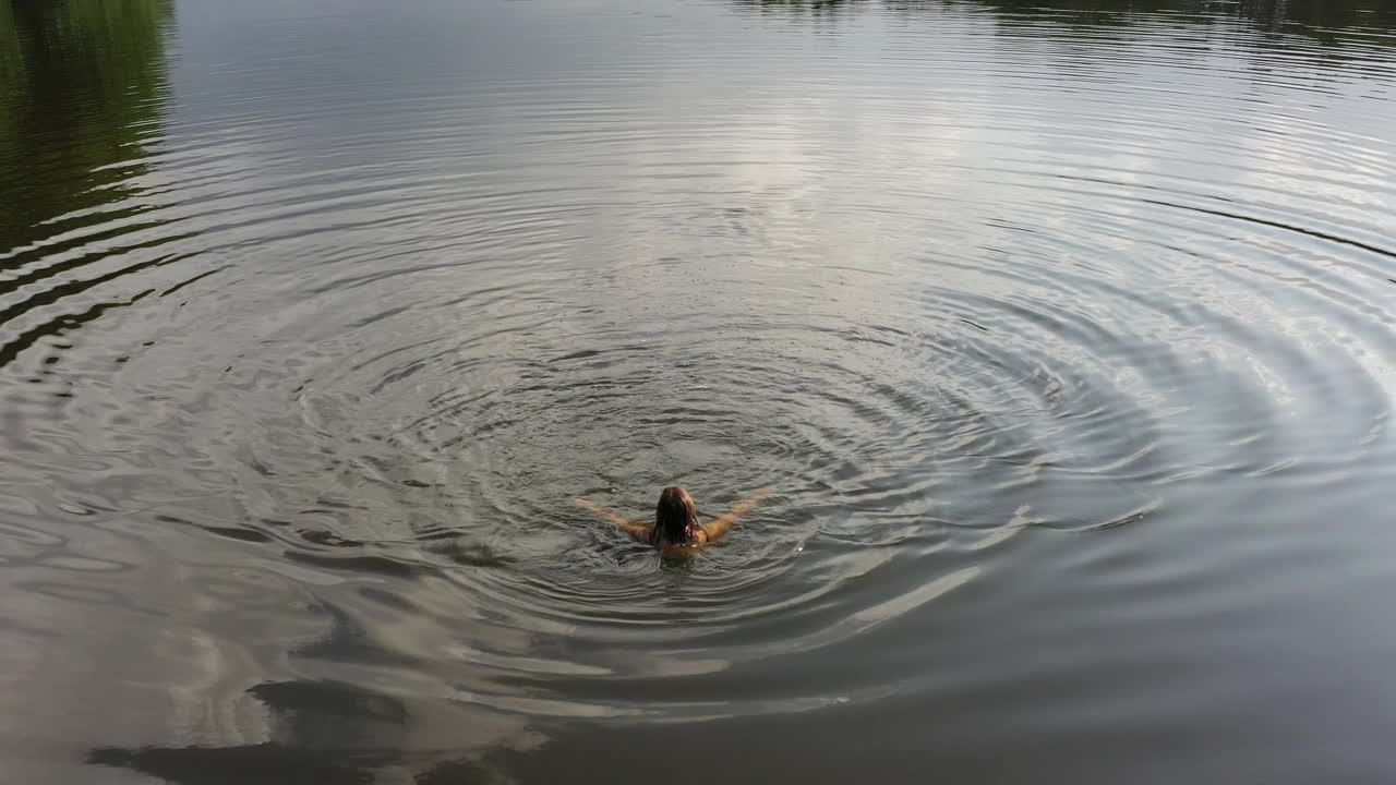 在湖里游泳的女人视频素材