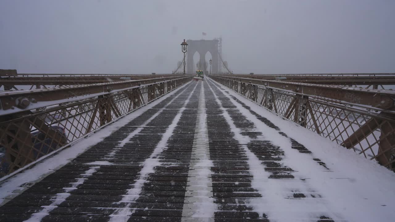 2019冠状病毒病(COVID-19)大流行期间，纽约市遭遇严重冬季暴风雪视频素材