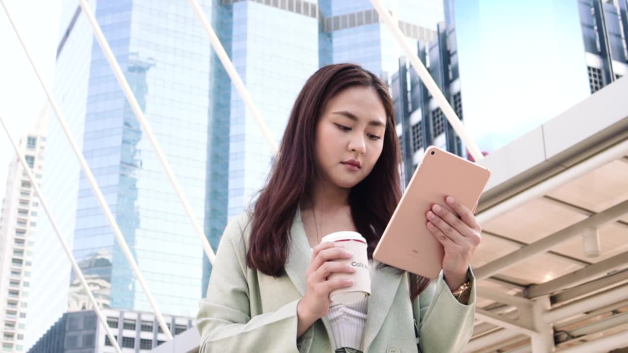 在城里通勤上班的女商人视频素材