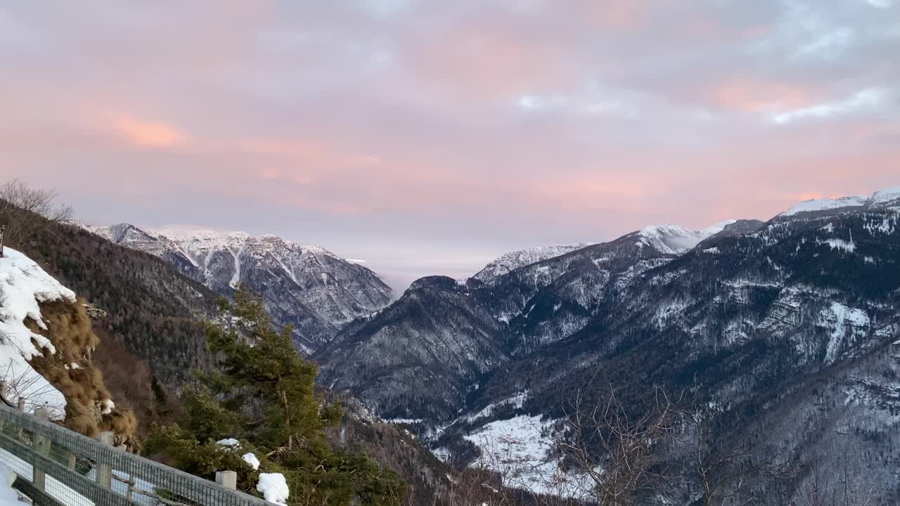 冬季日落时，山景被雪覆盖视频素材