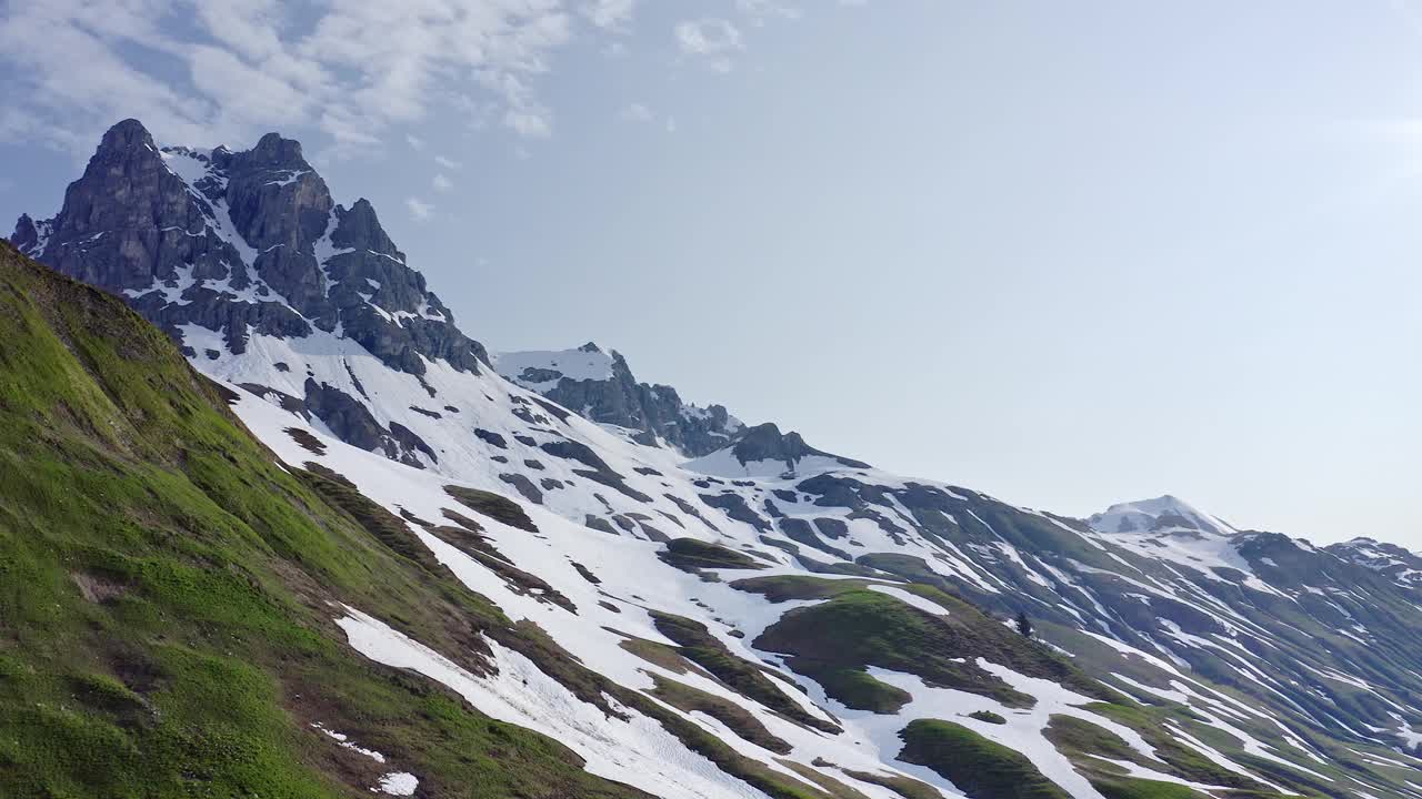 奥地利沃拉尔贝格霍赫坦贝格山口的跟踪镜头视频素材