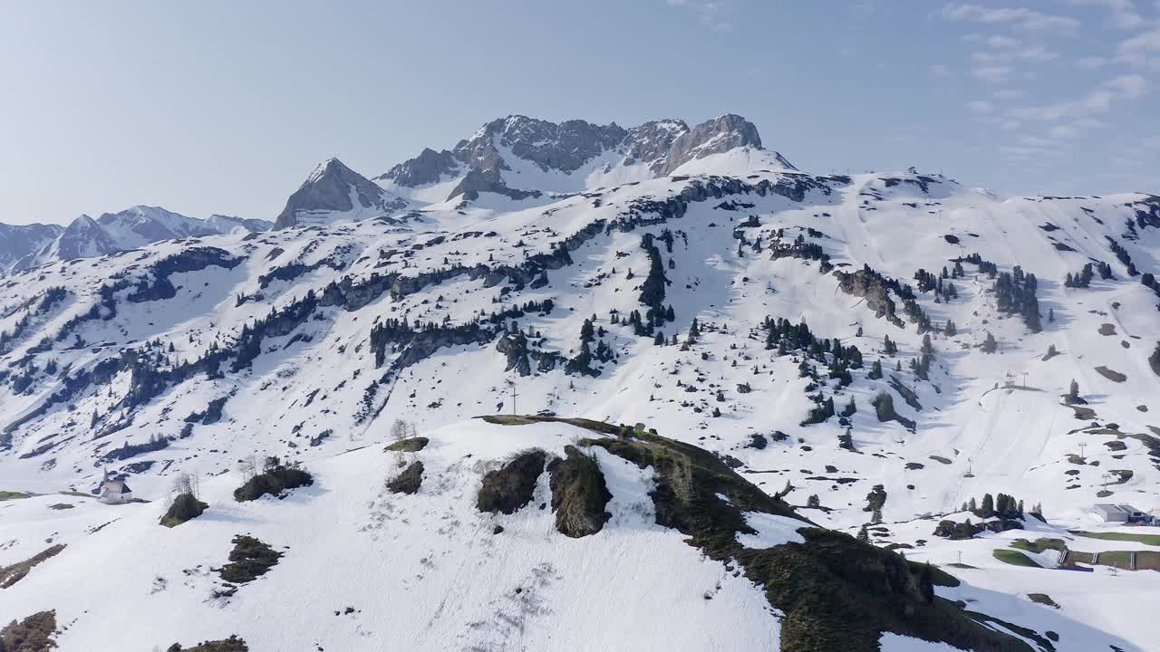 奥地利沃拉尔贝格霍赫坦贝格山口的跟踪镜头视频素材