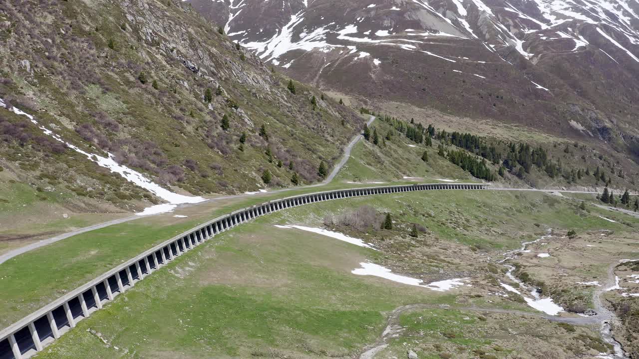 奥地利斯图拜阿尔卑斯山脉屈台山口的跟踪拍摄视频素材