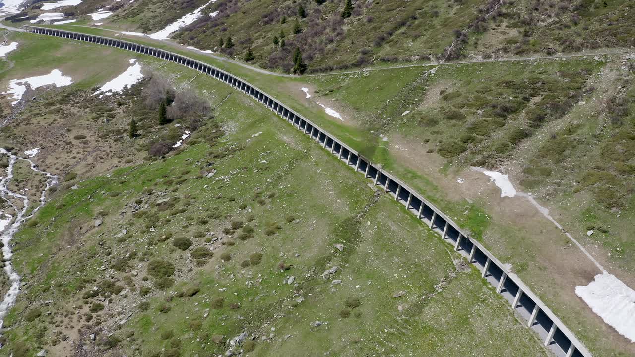 奥地利斯图拜阿尔卑斯山脉屈台山口的跟踪拍摄视频素材