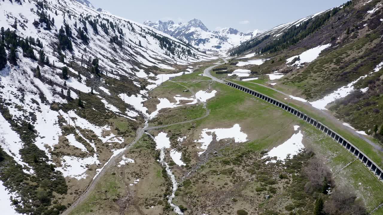 奥地利斯图拜阿尔卑斯山脉屈台山口的跟踪拍摄视频素材