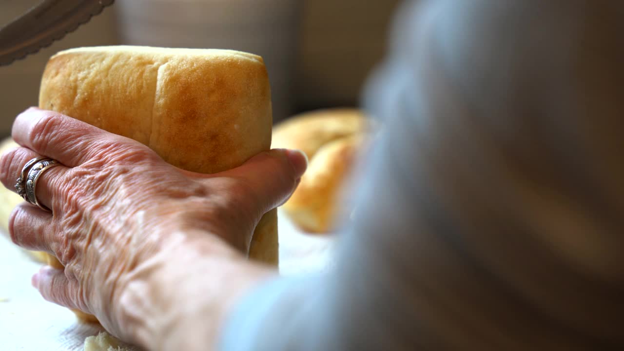 一位年长女性准备食物的视频。视频素材