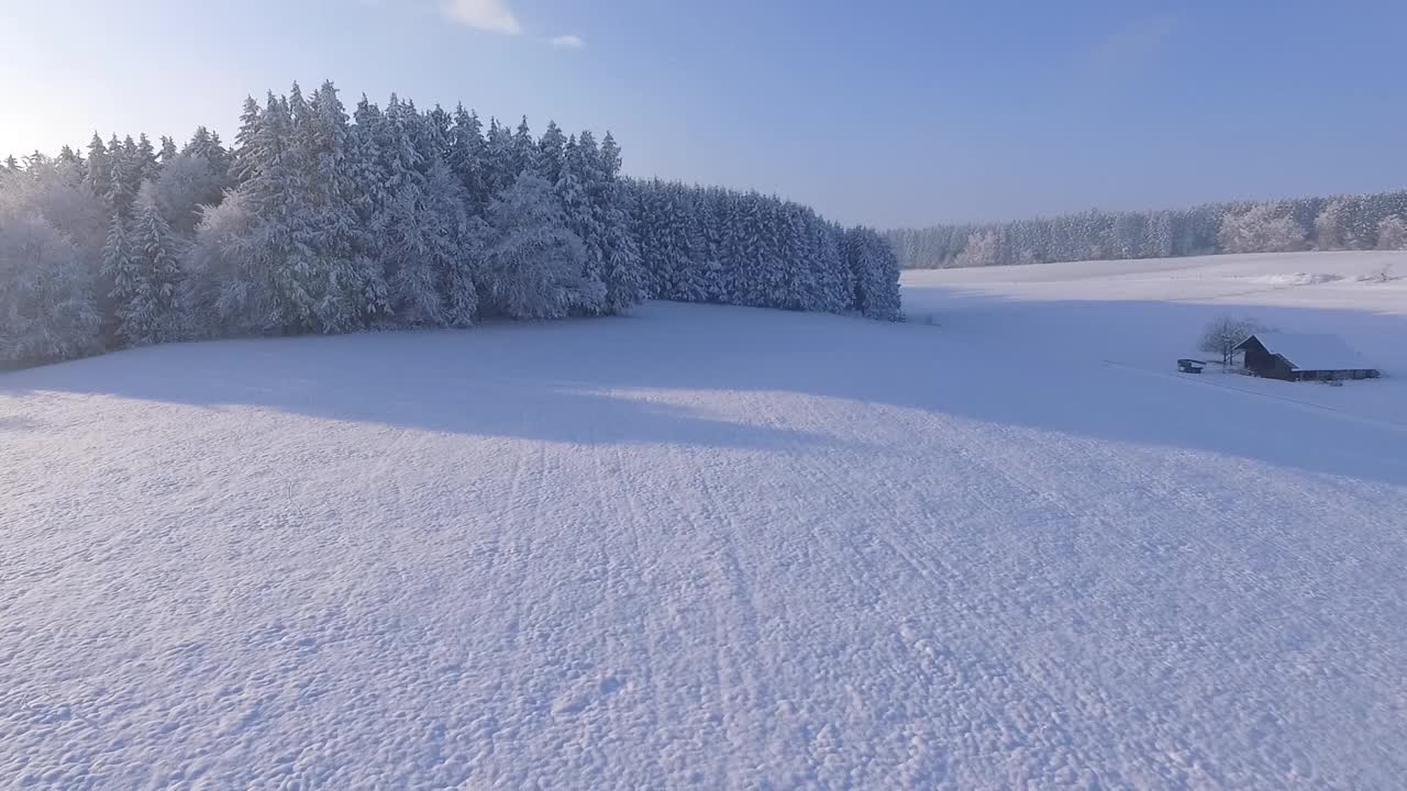 日落前飞过白雪皑皑的风景，德国巴伐利亚视频素材