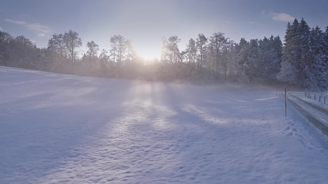 日落前飞过白雪皑皑的风景，德国巴伐利亚视频素材