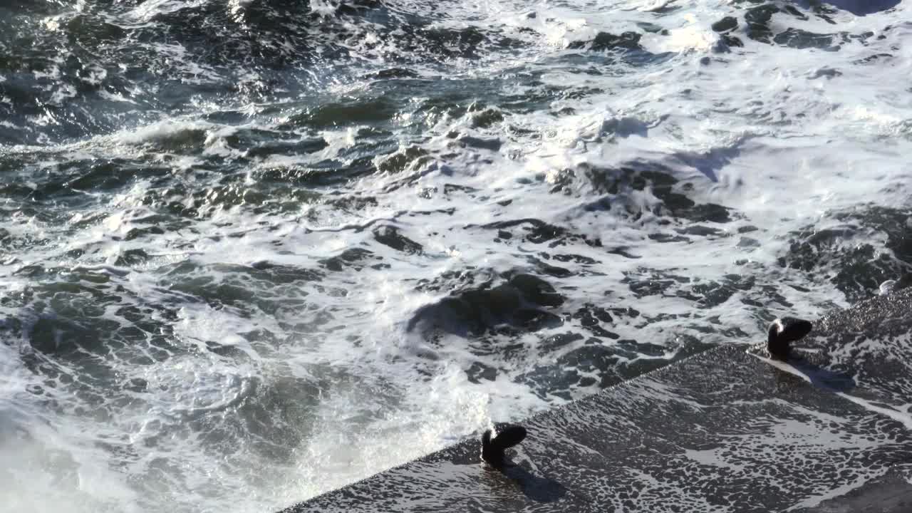 汹涌的海浪击碎混凝土防波堤视频素材