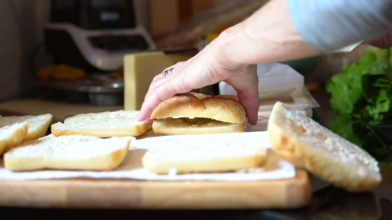 一位年长女性准备食物的视频。视频素材