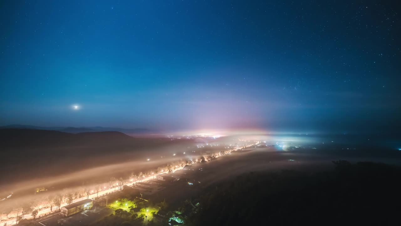 时光流逝，从夜到日，在清迈城下的薄雾中日出视频素材