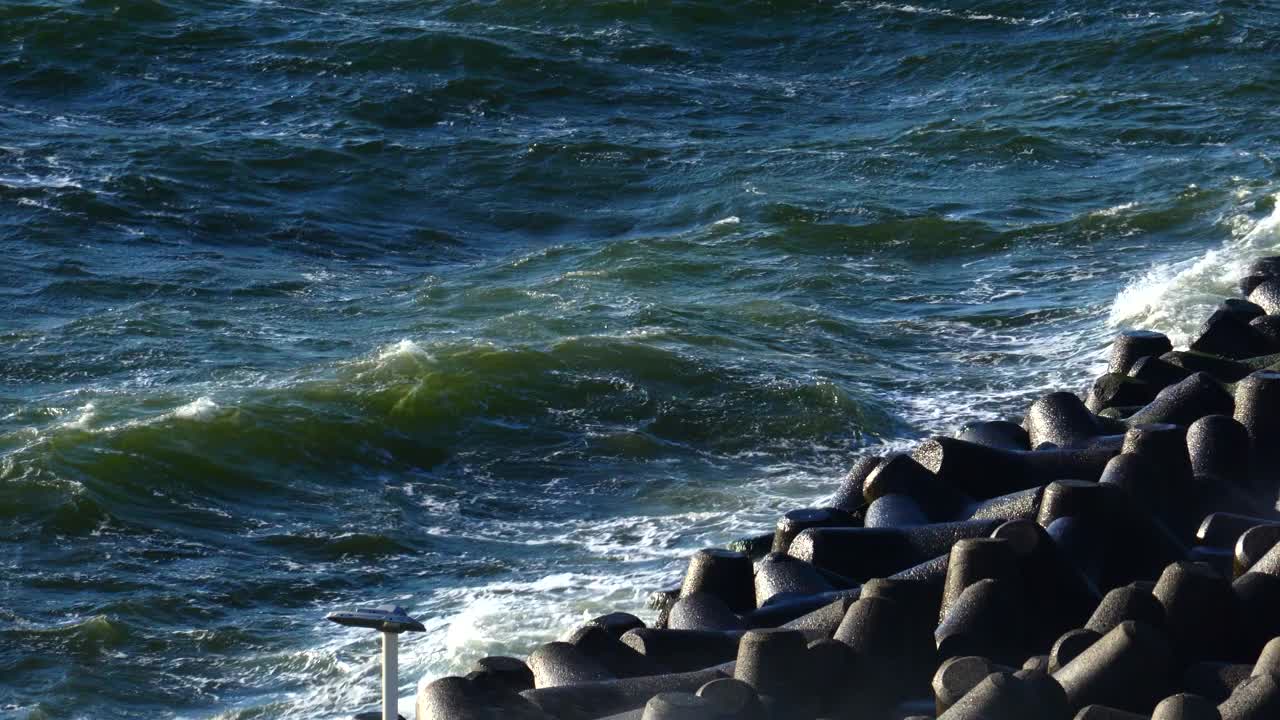 汹涌的海浪击碎混凝土防波堤视频素材