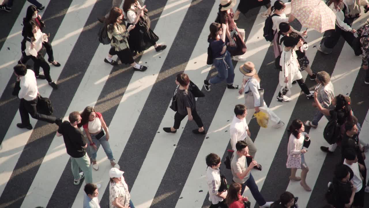 日本东京，人群穿过斑马线。视频购买