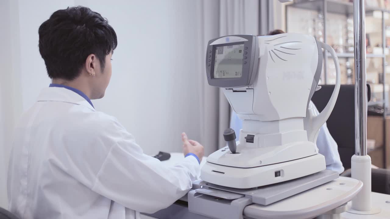 资深患者在诊所向眼科医生咨询视频素材