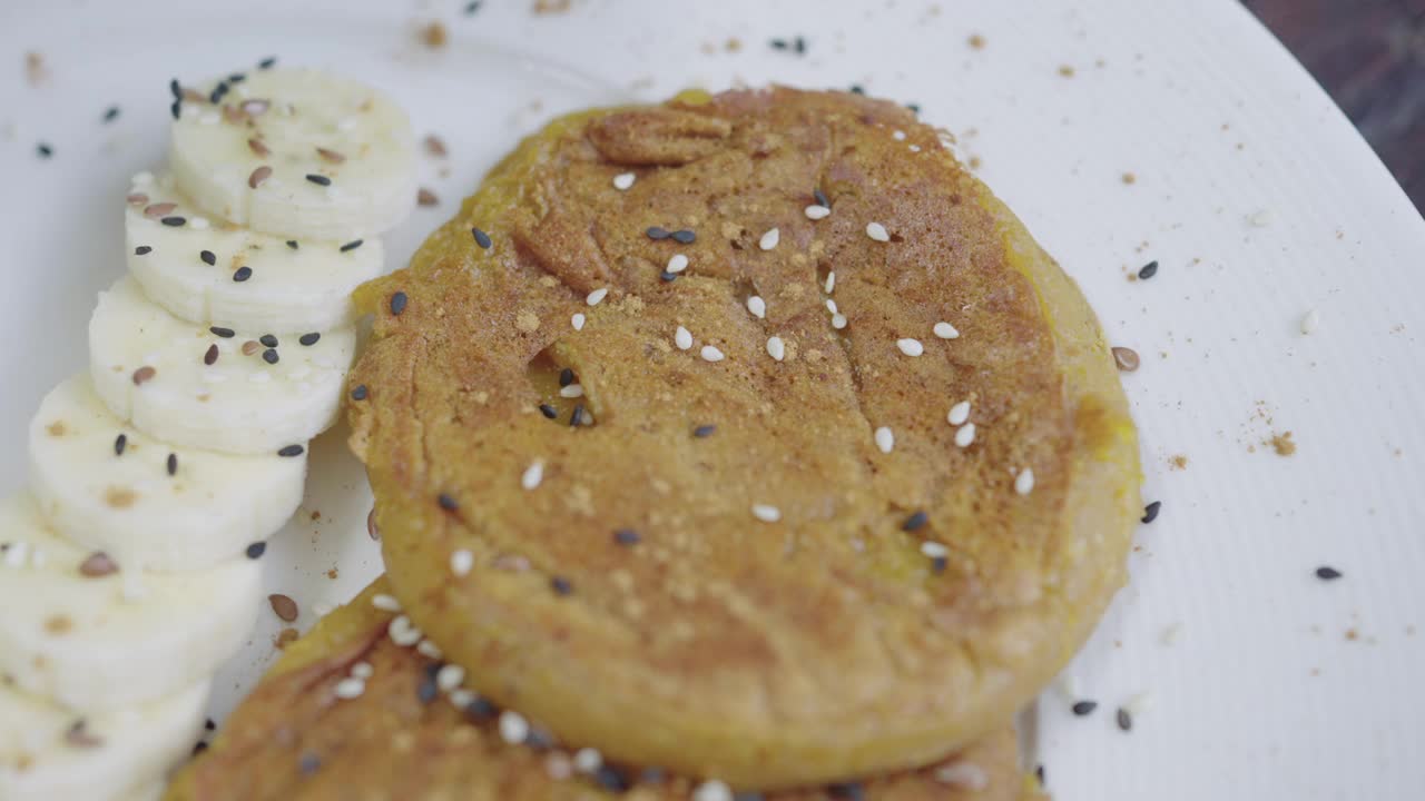 两份素食甘薯煎饼视频素材