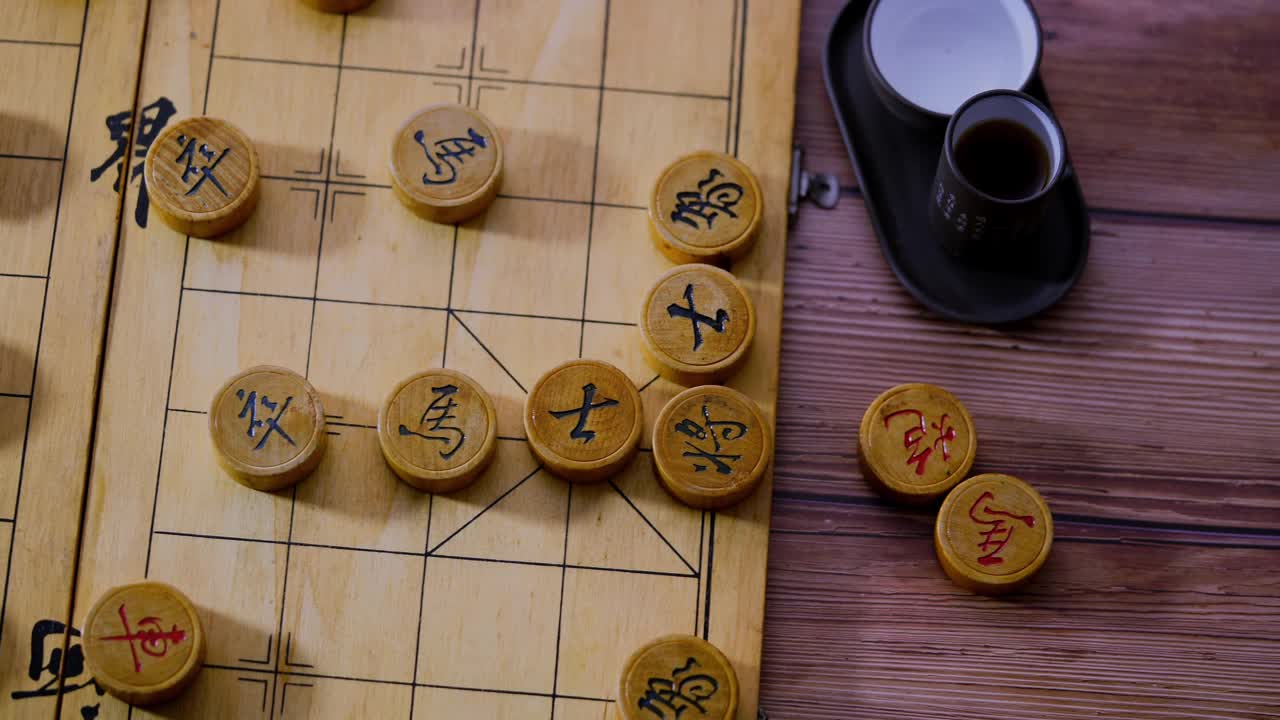 俯视图与中国象棋和中国茶视频素材