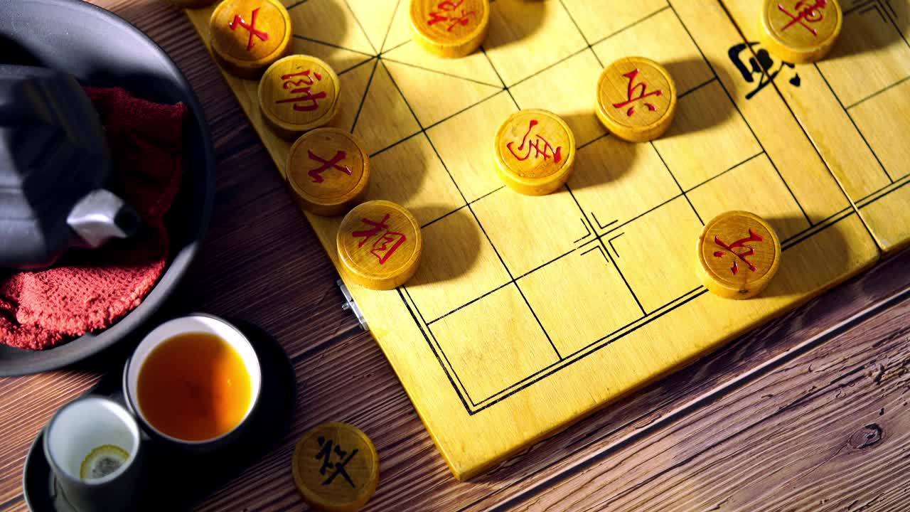 俯视图与中国象棋和中国茶视频素材