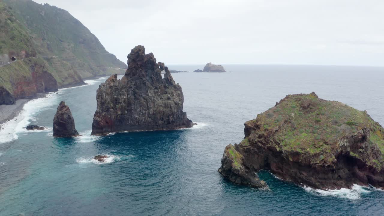 Ribeira da Janela著名的大西洋火山悬崖与大西洋湾2月底，葡萄牙马德拉岛。4K飞行无人机旅行概念视频。视频素材