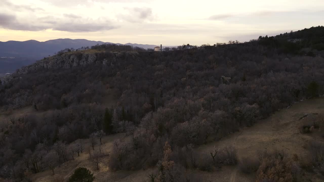 山上偏僻地方的教堂视频素材