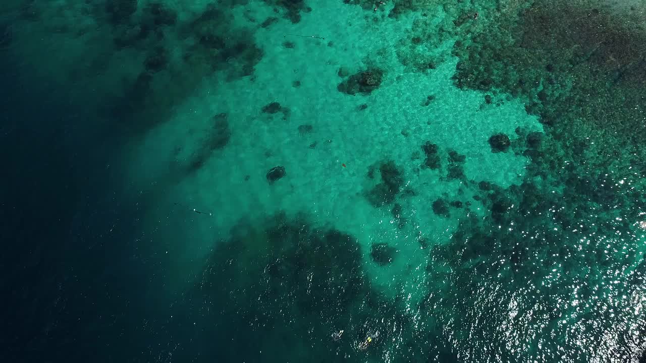 热带海滩珊瑚礁在印尼巴厘岛鸟瞰图视频素材