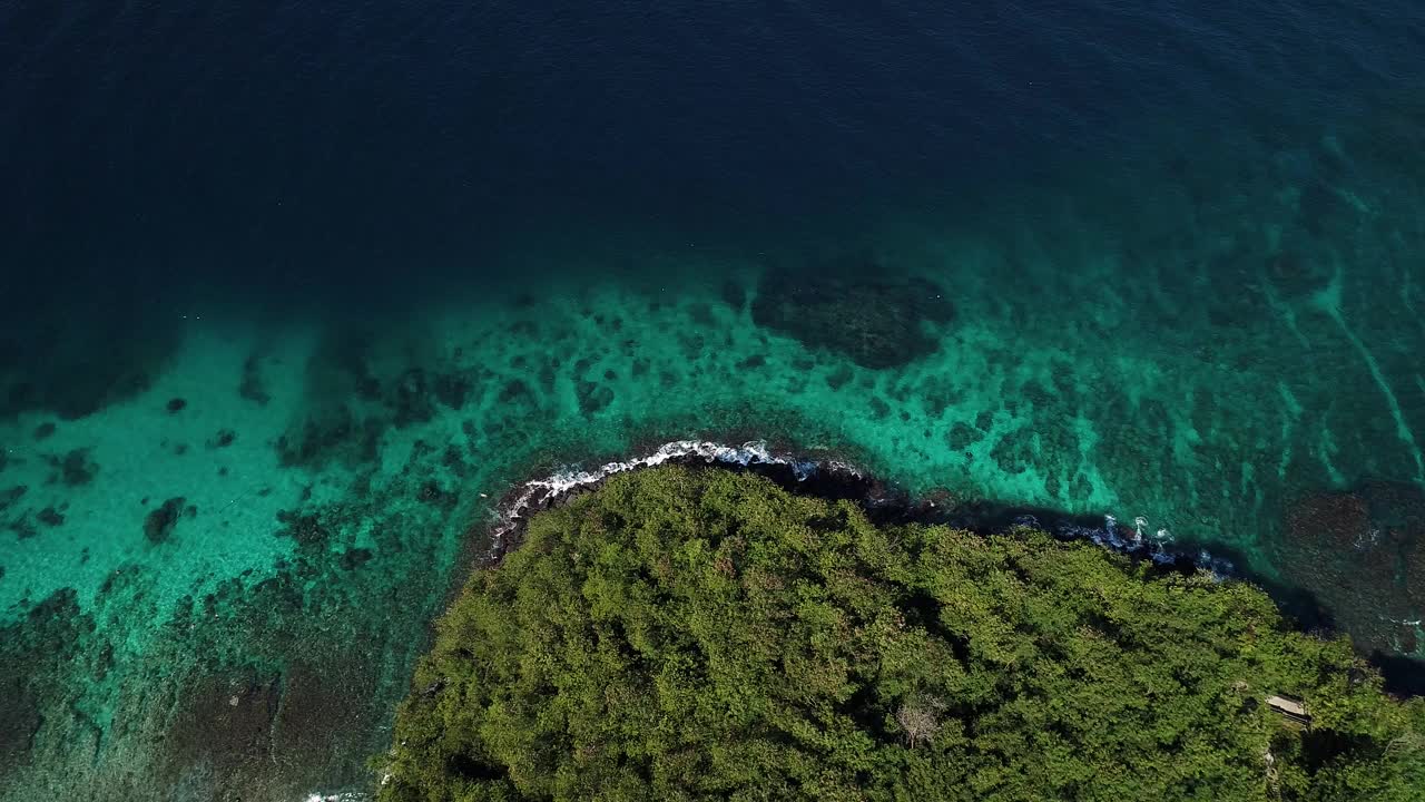 热带海滩蓝色泻湖鸟瞰图。视频素材