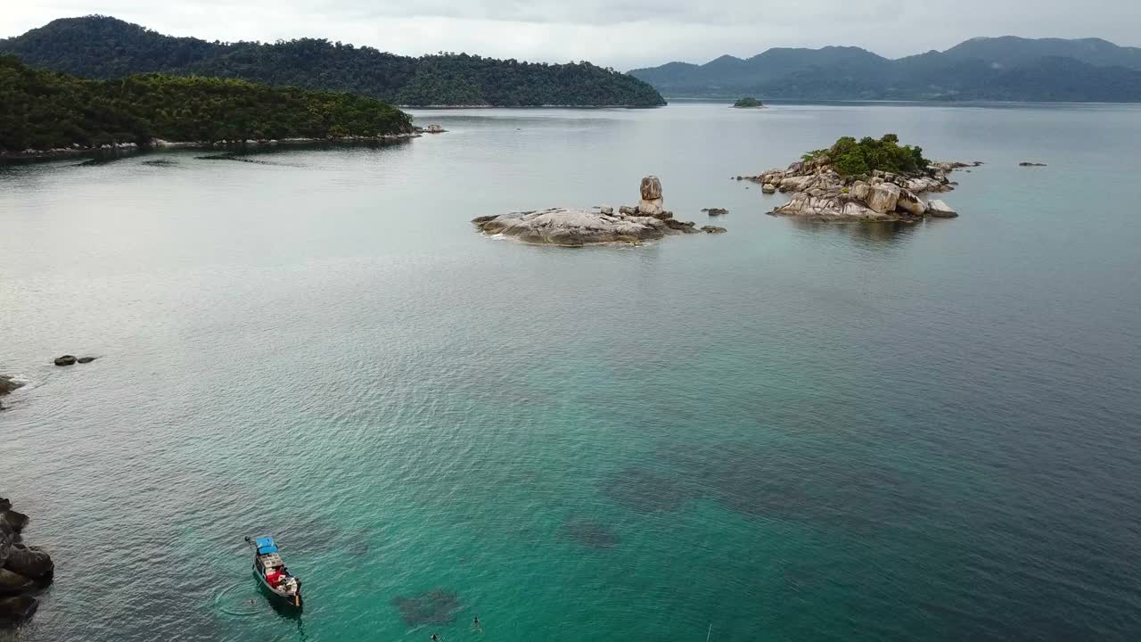 鸟瞰图热带小岛附近的利比岛清澈的海水和美丽的石头，沙顿，泰国。热带旅游概念视频素材