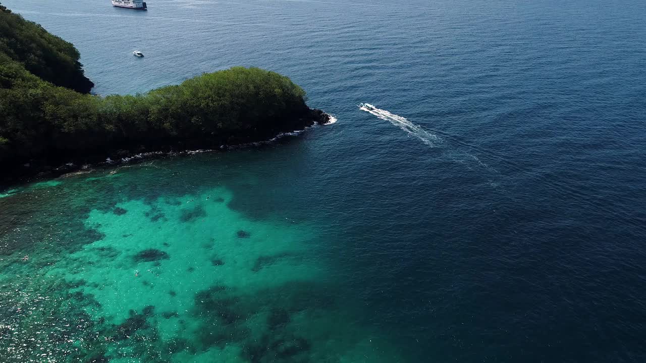 巴厘岛上的蓝色泻湖。传统的巴厘船在海上航行鸟瞰图。视频素材